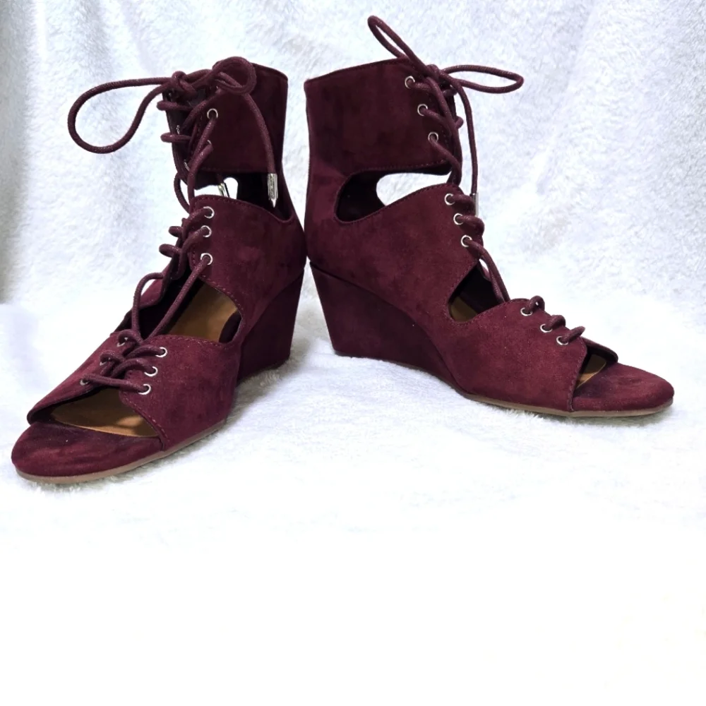 Dolcetta 5.5 Burgundy Strappy Wedge Booties Velvety Y2K Sassy RETRO FLASHY HIGH